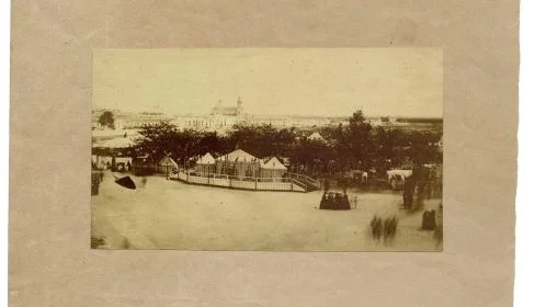 ¿Cuál Es La Historia Detrás De La Primera Fotografía De La Feria De Abril De Sevilla?