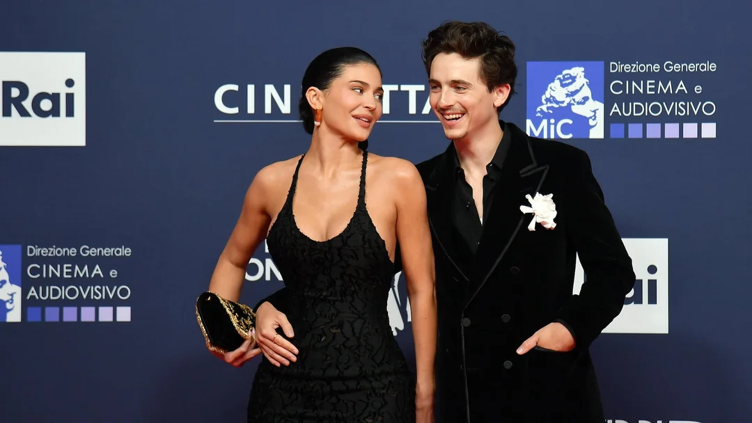 ¿Qué Revela el Primer Posado de Kylie Jenner y Timothée Chalamet en la Alfombra Roja?