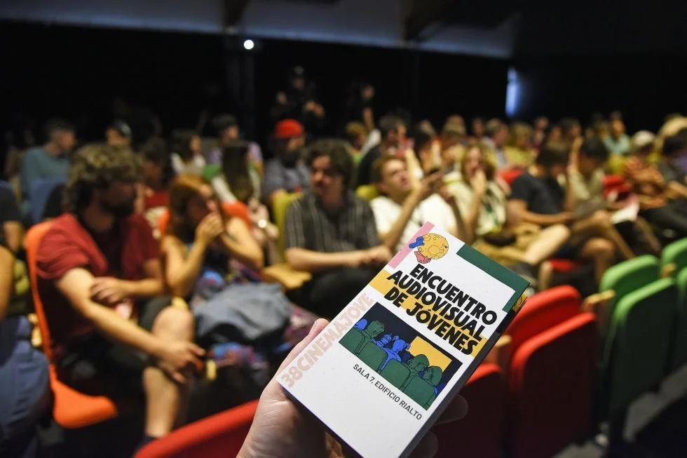 ¿Qué Hace Especial al Cartel de Cinema Jove? Descubre el Embrujo del Cine
